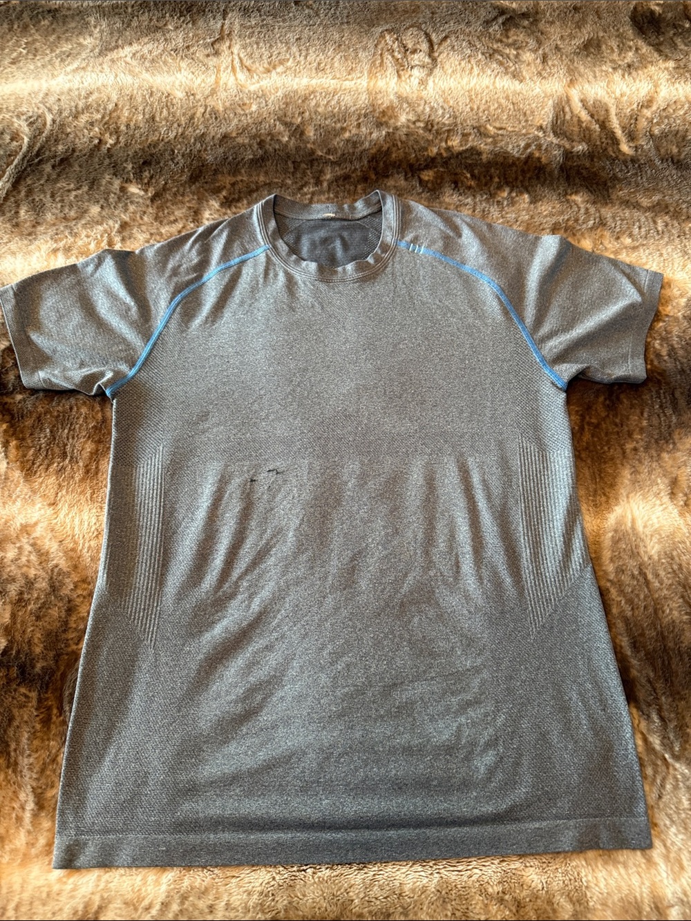 LuLulemon Men's Grey Performance Short-Sleeve size medium Shirt